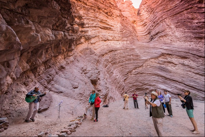 Música en el Anfiteatro, una formación natural en la Quebrada de las Conchas. Foto Turismo de Cafayate