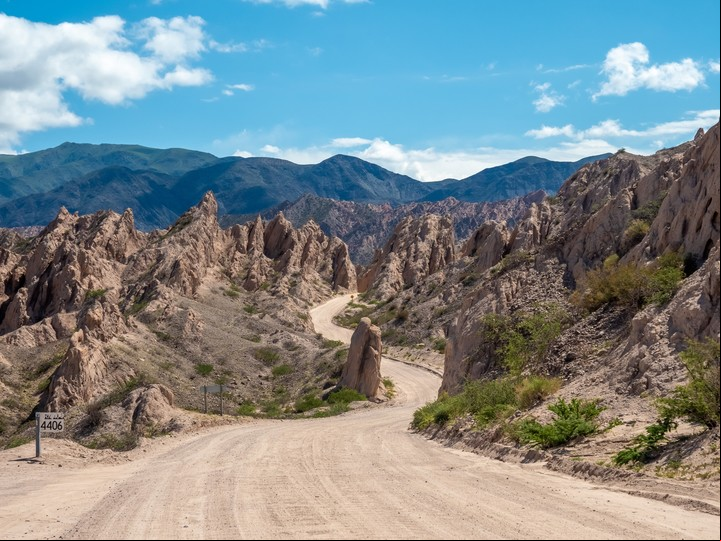 La ruta 40 atravesando la Quebrada de las Flechas, en Angastaco. Foto Shutterstock