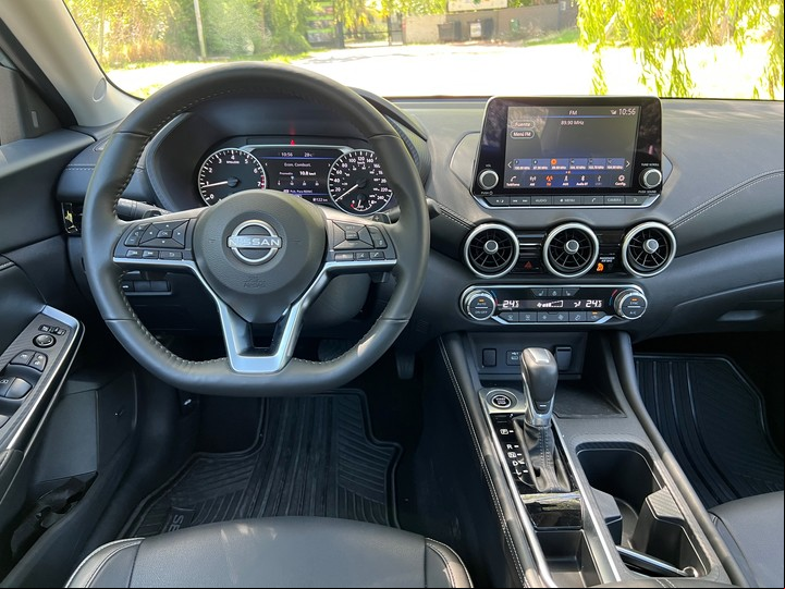 Por dentro, el Nissan Sentra muestra un eslito deportivo.