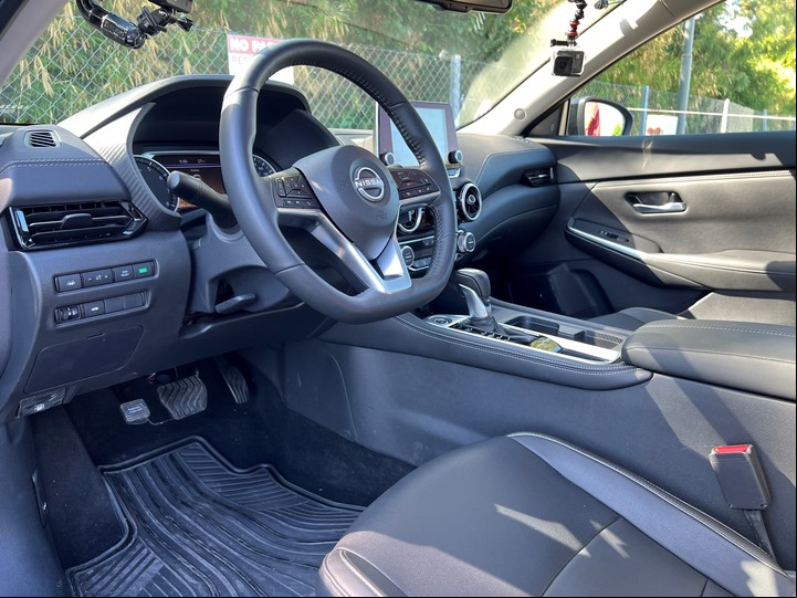 La posición de manejo del Nissan Sentra es cómoda y con el conductor cerca del piso.