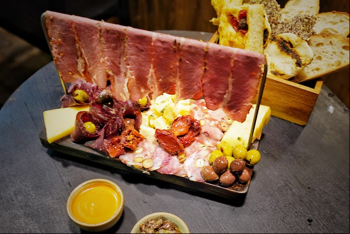 La picada Buche reune una variedad de fiambres y quesos especialmente seleccionados. Foto: Martín Bonetto.