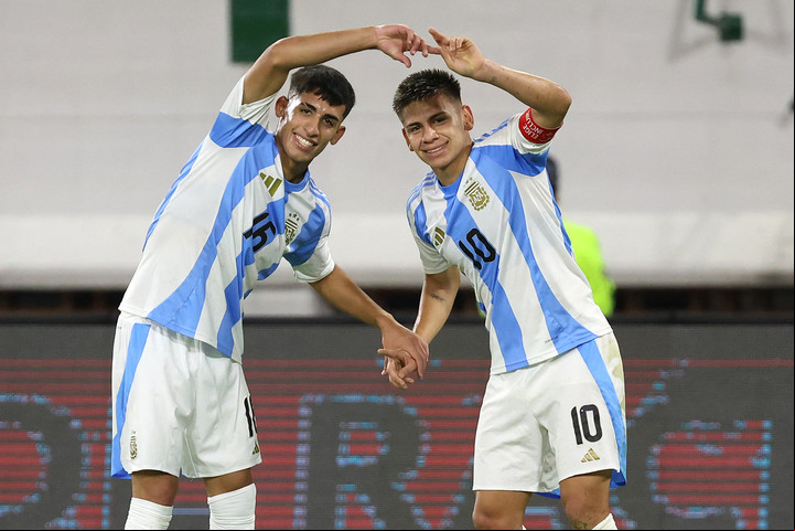 Claudio Echeverri y Lucas Obregón, jugadores de la Selección Argentina Sub-20. (Edison GAMEZ / AFP  - FTP CLARIN)