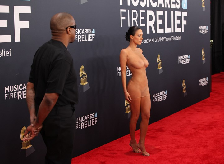 Kanye West and Bianca Censori posaron en la alfombra roja de los Premios Grammy con un polémico atuendo.
foto: Reuter