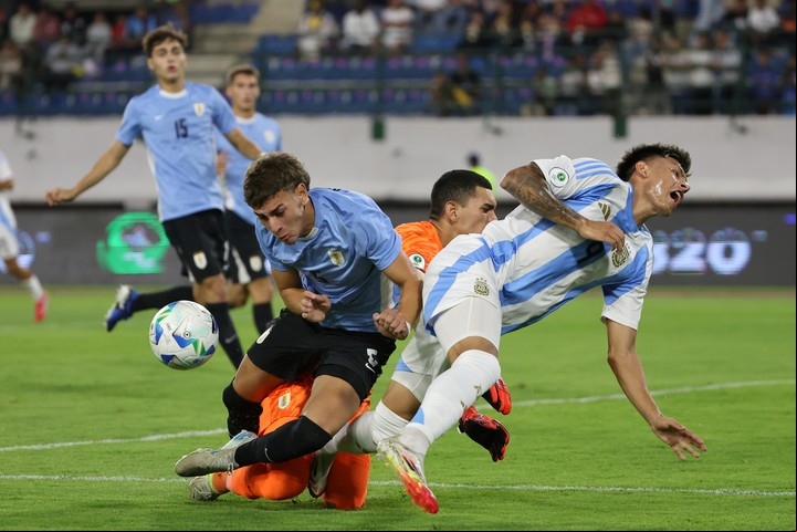 La polémica jugada donde Ruberto terminó lesionado. (EFE/ Miguel Gutierrez)
