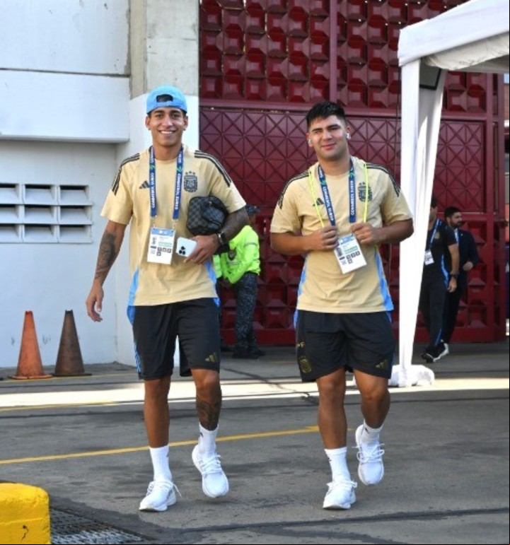 La Selección Argentina Sub-20 llegó al estadio para enfrentar a Uruguay por el Sudamericano.