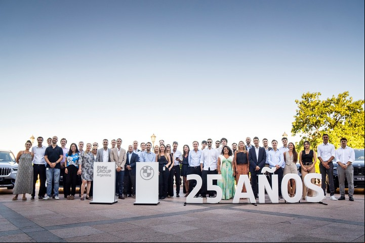 El equipo de BMW Group Argentina y concesionarios en la foto final del evento en el Pilar Golf.