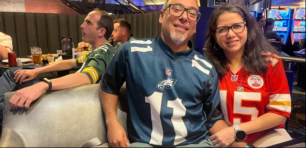 Así se vivió el Super Bowl en un bar de Palermo: una pareja de rivales, el clásico rosarino en la NFL y la barra de los Eagles cantó "Dale, campeón"