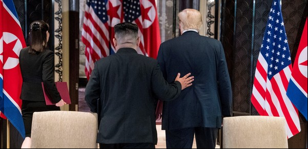 Los líderes extranjeros utilizan el arte de la adulación para cortejar a Trump