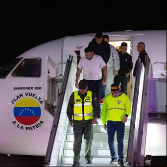 El régimen de Nicolás Maduro recibe como héroes a los venezolanos deportados por Estados Unidos