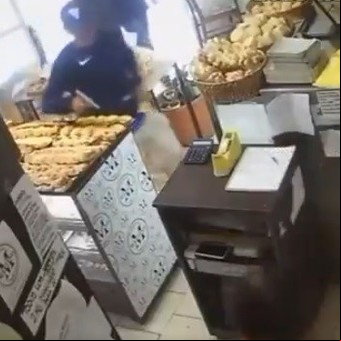 Ituzaingó: entraron a una panadería, le apuntaron a la empleada y escaparon en la camioneta del repartidor