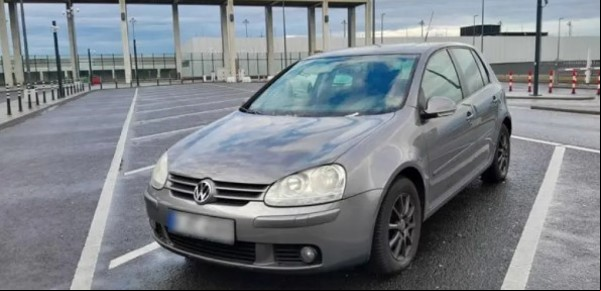 Dejó su auto en el estacionamiento de un aeropuerto y ahora debe una fortuna