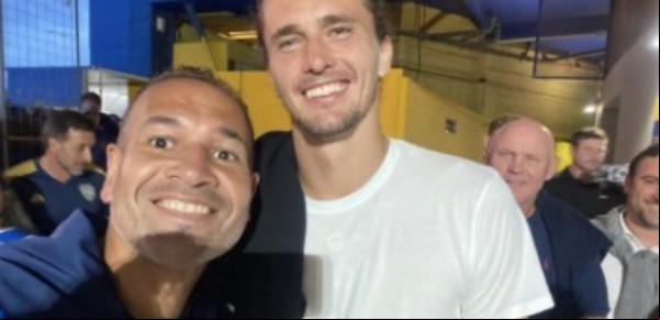 Alexander Zverev cumplió su deseo de ver a Boca en la Bombonera: selfie con 'Chipi' Barijho y sonrisa para las cámaras de TV