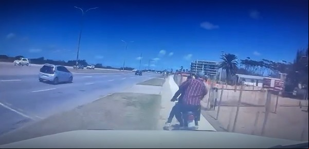 Motochorros le robaron a una pareja de turistas argentinos con una nueva modalidad en Uruguay: el video de la persecución