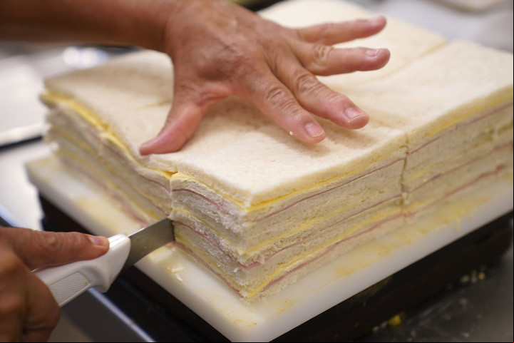Los sándwiches de miga de La Vicente López se cortan en 6 y no 8, por eso son más grandes. Foto: Adami.
