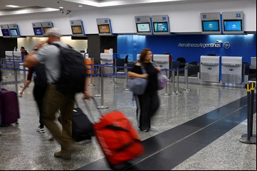 Al menos tres vuelos fueron desviados de Aeroparque a Montevideo o Ezeiza por la tormenta
