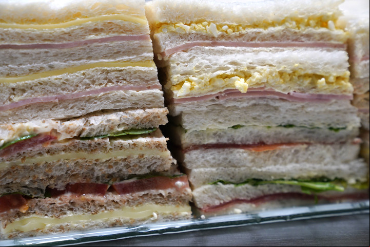 Sándwiches más grandes y con el relleno justo en La Vicente López. Foto: Adami.