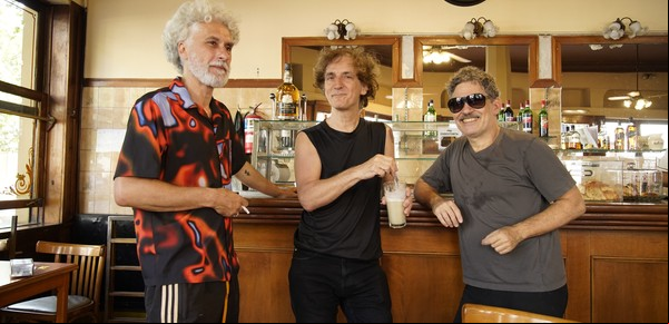 Vuelve Sexteto Irreal, la extraña banda de talentos que se juntan cuando quieren y a veces no se ven durante años 