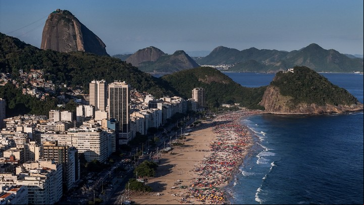 La playa de Leme, en Rio de Janeiro. La ciudad está entre los destinos más elegidos. Foto EFE/ Antonio Lacerda