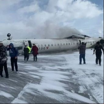 Un avión se estrelló en el aeropuerto de Toronto, en Canadá: al menos 15 heridos