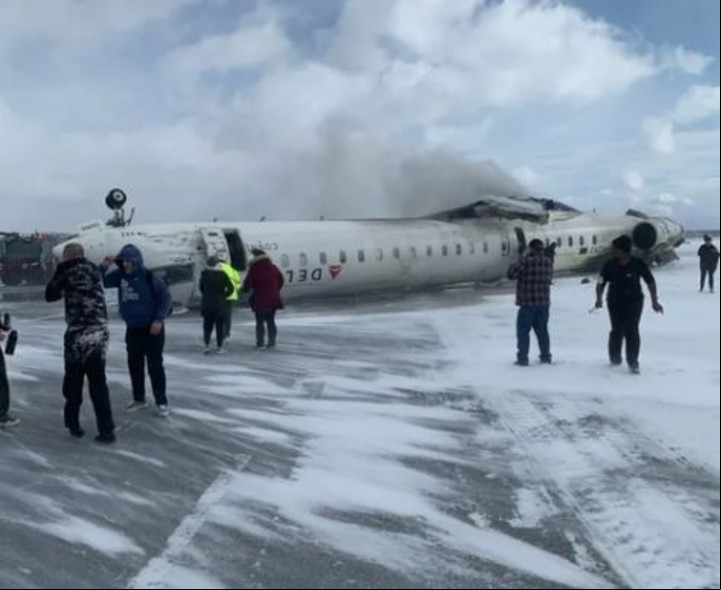 Un avión de la aerolínea Delta se estrelló en Toronto.
