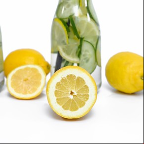 Agua saborizada con pepino y limón