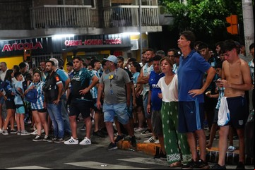 Cómo volver de la cancha cuando el partido termina a medianoche, escasean los colectivos y ya no hay trenes: ¿quién piensa en el hincha?
