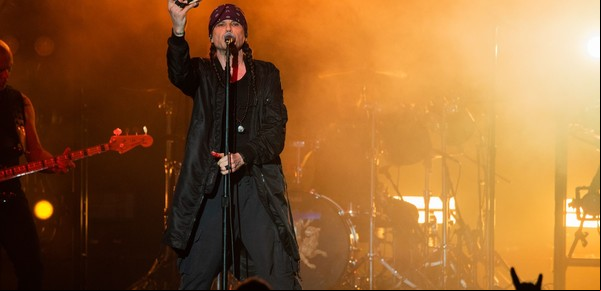 El cantante de The Cult habla de Tévez, Maradona y Messi, y asegura que le harán pasar vergüenza a bandas con integrantes de 20 años
