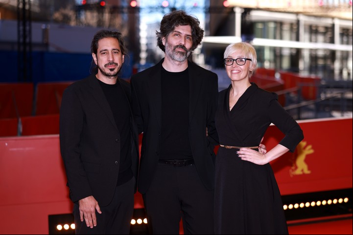 El realizador está acompañado por el director de fotografía (el filme es en blanco y negro) Gustavo Schiaffino y la productora Laura Mara Tablón.