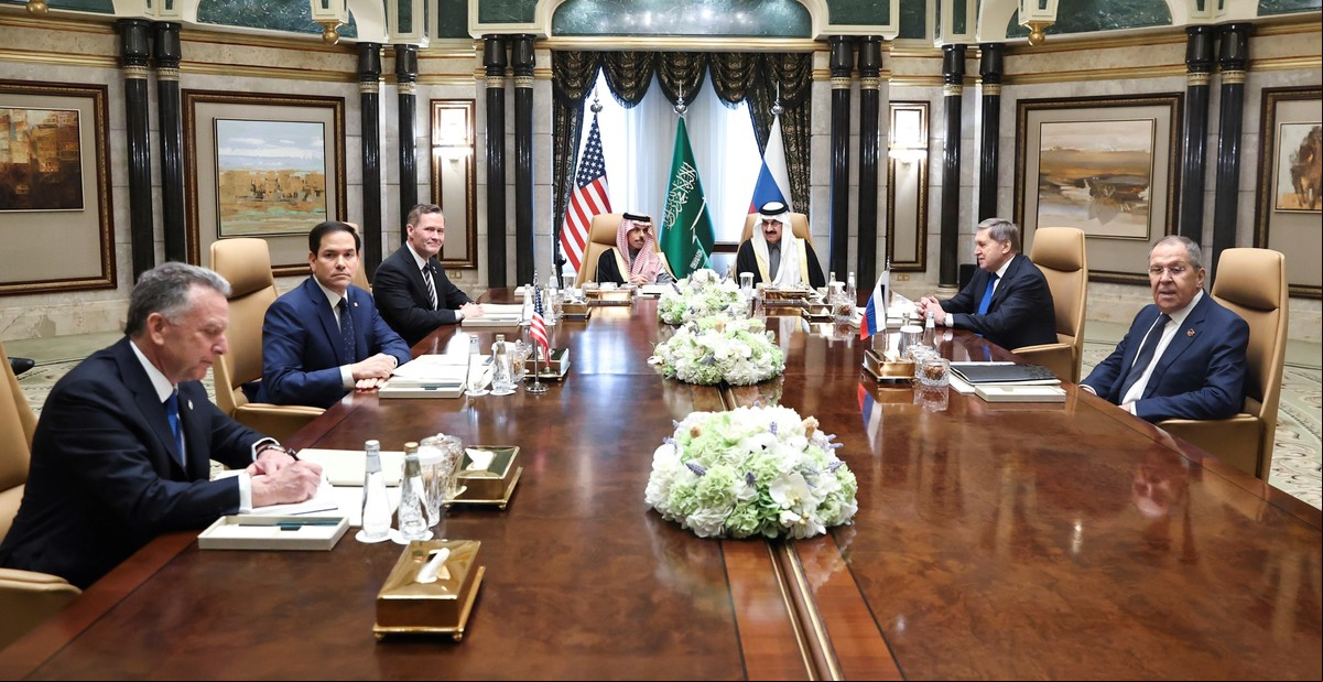 Histórico acercamiento entre Estados Unidos y Rusia para diseñar del fin de la guerra, aislando a Ucrania y Europa