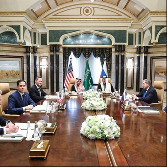 Histórico acercamiento entre Estados Unidos y Rusia para diseñar del fin de la guerra, aislando a Ucrania y Europa
