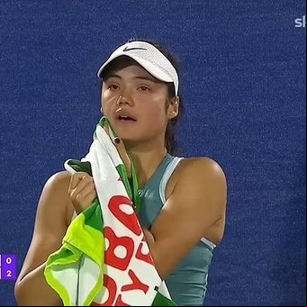 Emma Raducanu rompió en llanto en pleno partido por un oscuro motivo: descubrió a un acosador en primera fila del torneo de Dubái