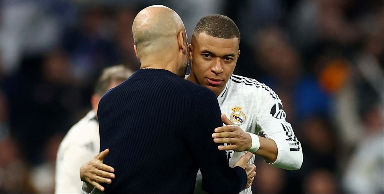 Un caballero Guardiola saludando a Mbappé, la figura de la serie. Reuters/Matthew Childs