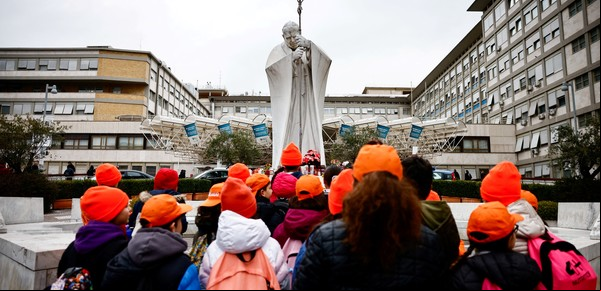 La primera ministra Italiana visitó al Papa y dijo que  lo encontró “atento, receptivo y de buen humor"