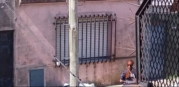 Motochorros asaltaron a un hombre junto a su hijo de 7 años para robarle el auto: un policía los vio y mató a uno de los ladrones