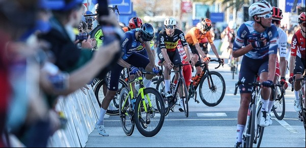 Insólito final en el ciclismo: el pelotón se equivocó de camino, casi provoca una tragedia con el público y anularon la etapa