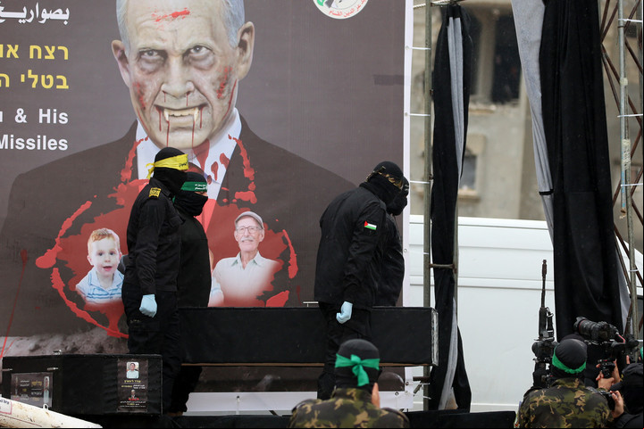 El grupo terrorista Hamas exhibió los ataúdes de los secuestrados muertos.