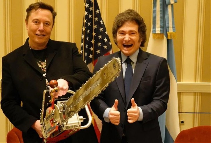 Javier Milei junto a Elon Musk y la famosa motosierra. Foto Presidencia