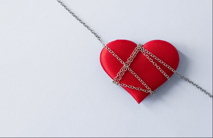 Hay casos en los que se altera la percepción de la realidad de la otra persona con el propósito de hacerle creer que su percepción es incorrecta. Foto: ilustración Shutterstock.