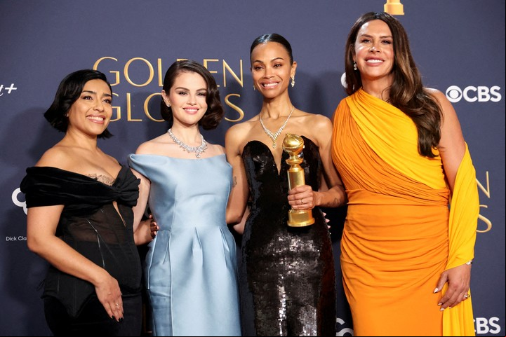 Adriana Paz, Selena Gomez, Zoe Saldaña y Karla Sofía Gascón, cuando "Emilia Pérez" ganó el Globo de Oro a la mejor película musical o comedia. Foto Reuters