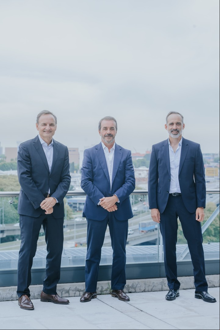 Fabián Kon, CEO de Galicia; Alejandro Butti, CEO de Santander; y Marcos Herbin, CEO de Nera, al anunciar la sociedad.