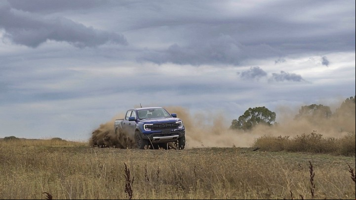 La Ford Ranger Raptor derrapando en el autódromo de Tandil.