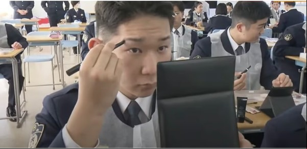 Una academia de policía de Japón enseña a sus agentes varones técnicas de maquillaje