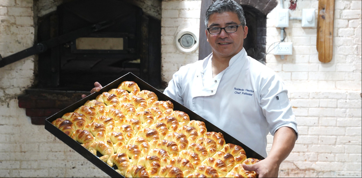 En Saavedra, la panadería de 120 años con un antiguo horno que cocina unas de las mejores medialunas de Buenos Aires  