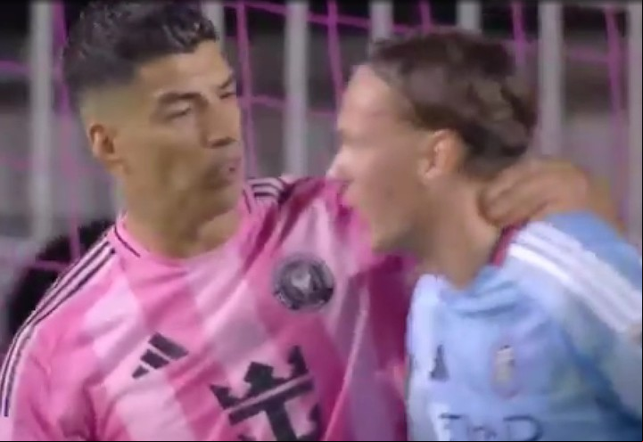 Luis Suárez, multado por tomar del cuello a un futbolista de New York City FC.
