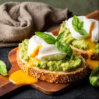 Avocado toast con huevo poché