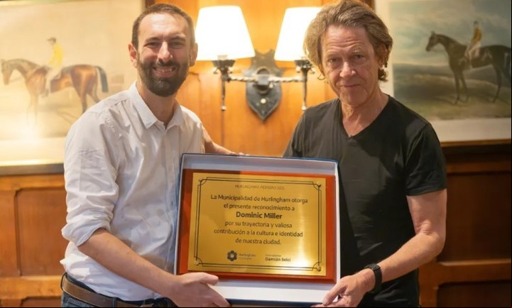 El intendente Damián Selci le entregó la placa que lo condecora como Personalidad destacada de la cultura local.