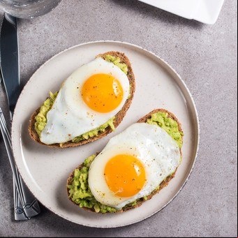 Avocado toast con huevo frito