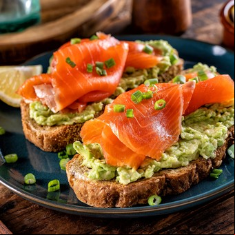 Avocado toast con salmón ahumado