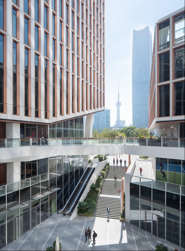 Guohua Finance Center crea espacios públicos cubiertos que fomentan la interacción comunitaria.