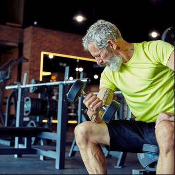 ¿Levantar pesas puede reducir la edad biológica? Los sorprendentes resultados de este estudio 
